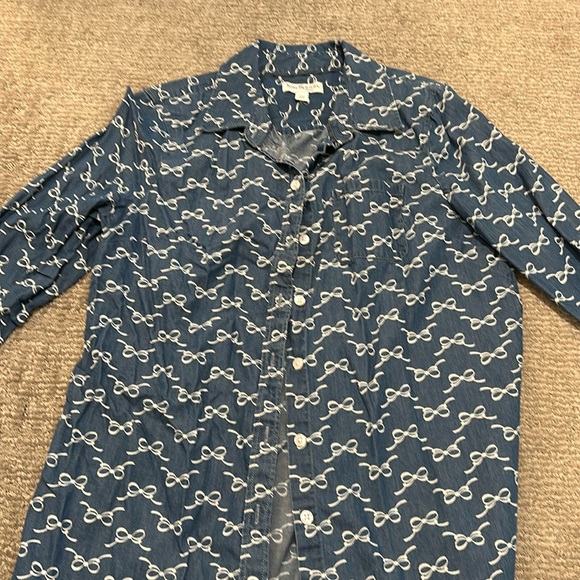 Kim Rogers Chambray Button Front Shirt in Petite Medium. - Picture 1 of 2